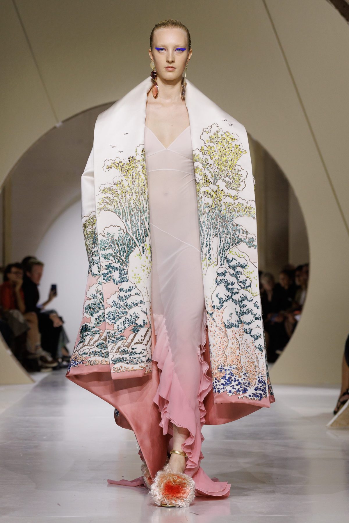 Spring 2027 Givenchy показал дерзкие силуэты через женский взгляд