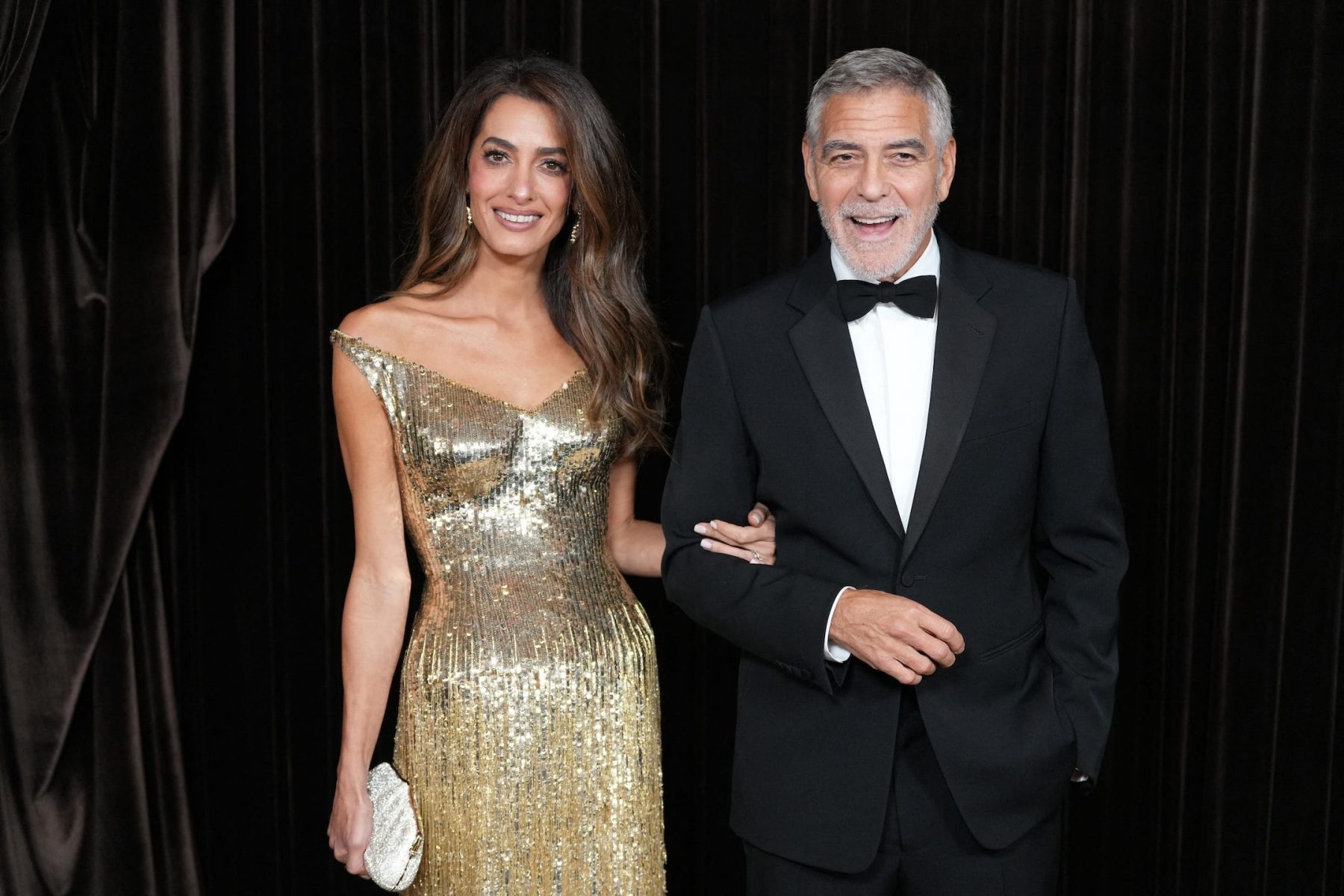 Amal Clooney блистает в золотом платье на премии the Albies
