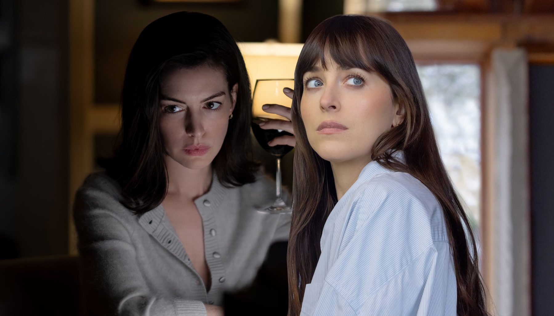 Прически и макияж Dakota Johnson и Anne Hathaway намекают на поворот Verity