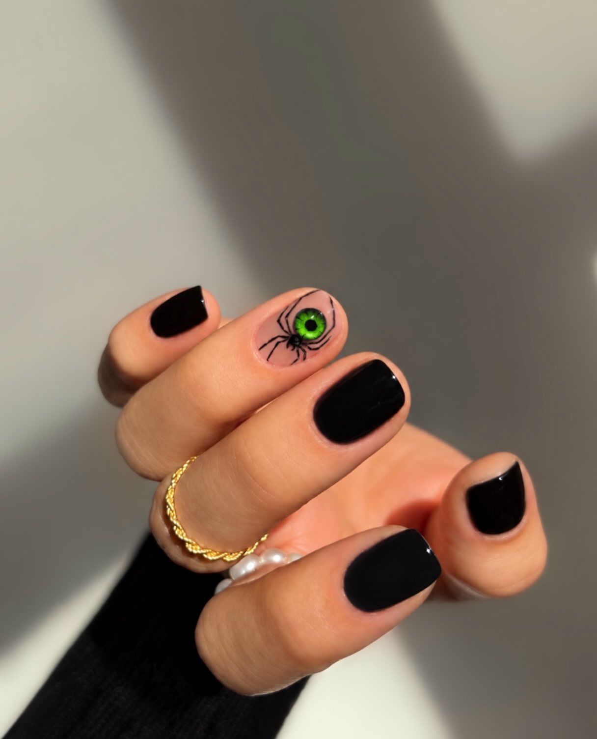 Spider nails стали самым заметным хэллоуинским маникюром 2026 года