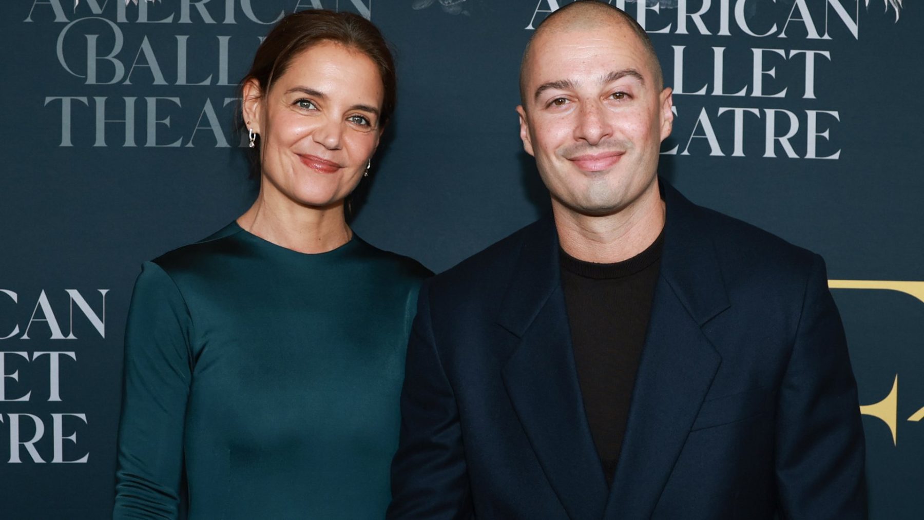 Katie Holmes сменила блестящую вечернюю сумку на более эффектную