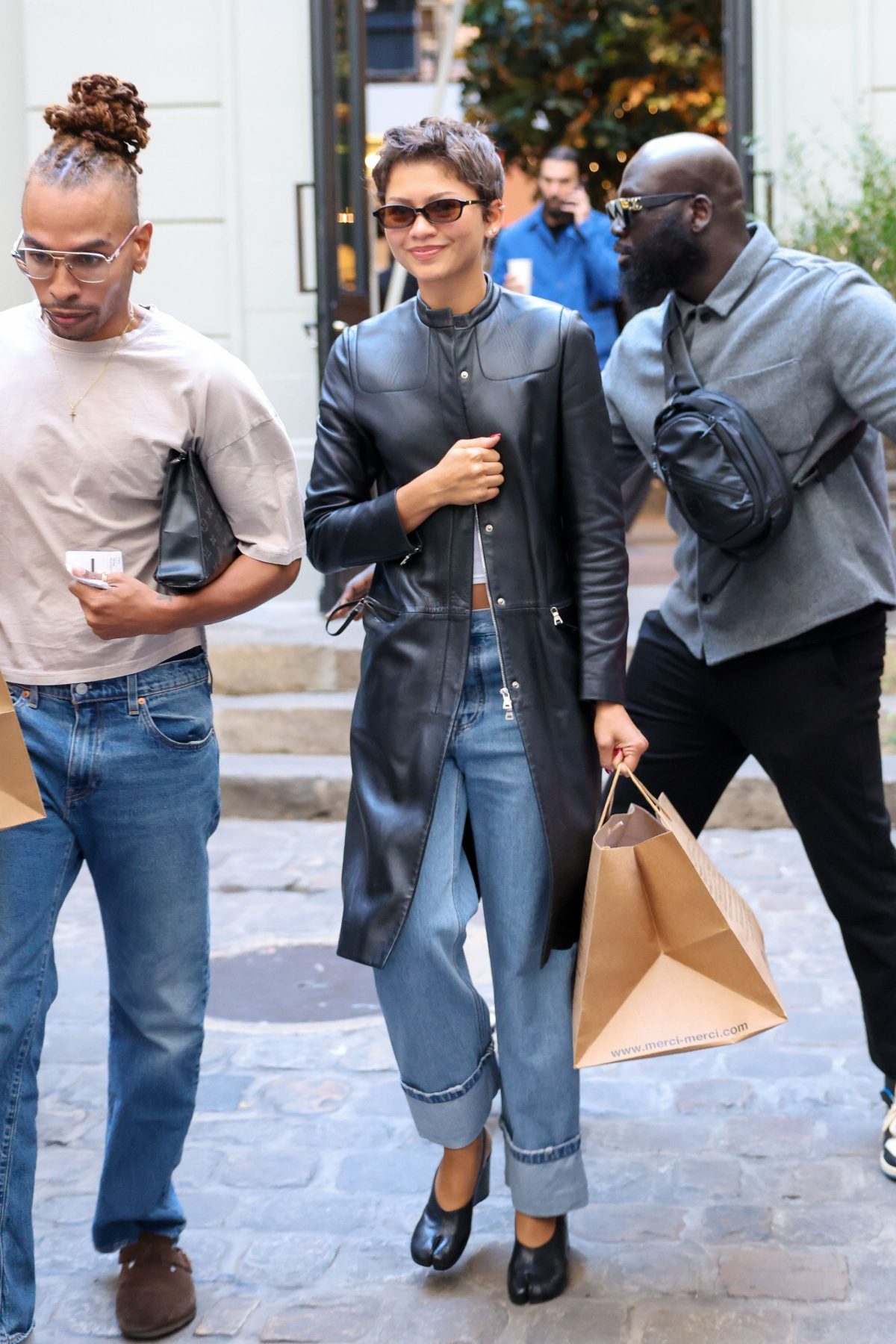 Zendaya в Париже сочетает два спорных тренда в обуви