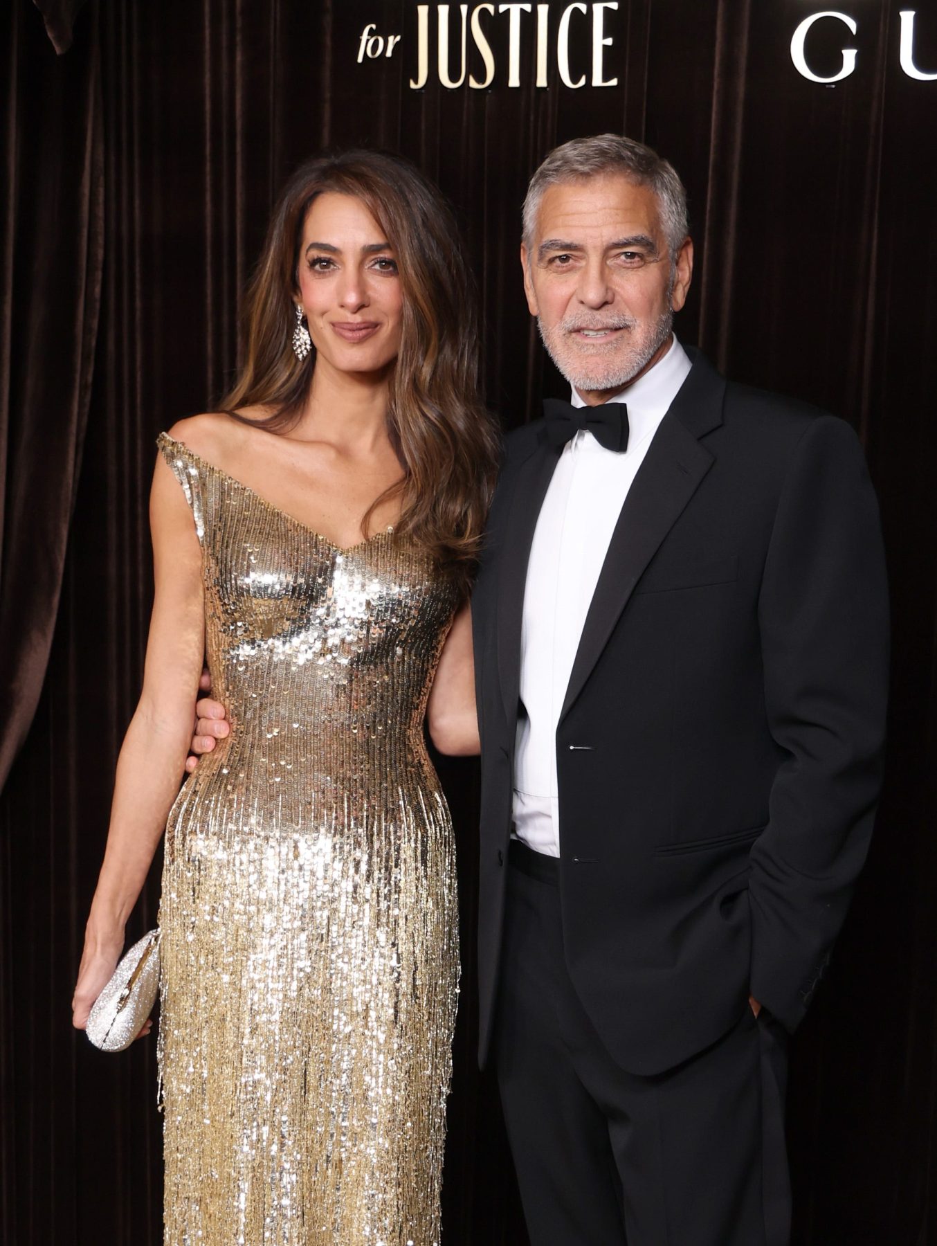 Amal Clooney придала юбке с бахромой вечерний блеск на Albie Awards