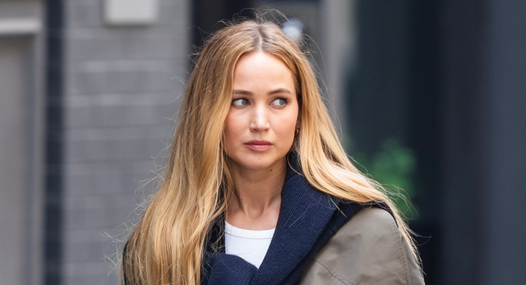 Jennifer Lawrence сменила пушистые шлепанцы на броги