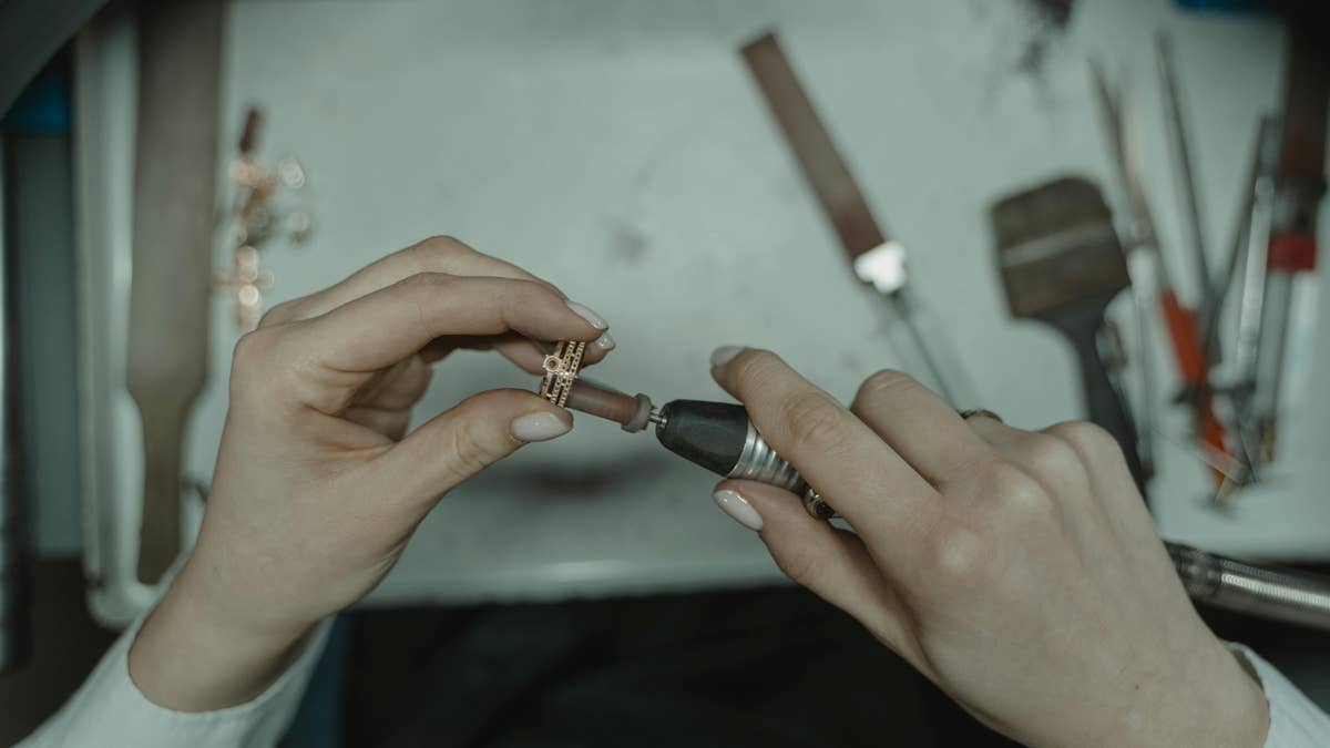 DEH Jewelry Solutions ищет координатора по дизайну украшений в Нью-Йорке