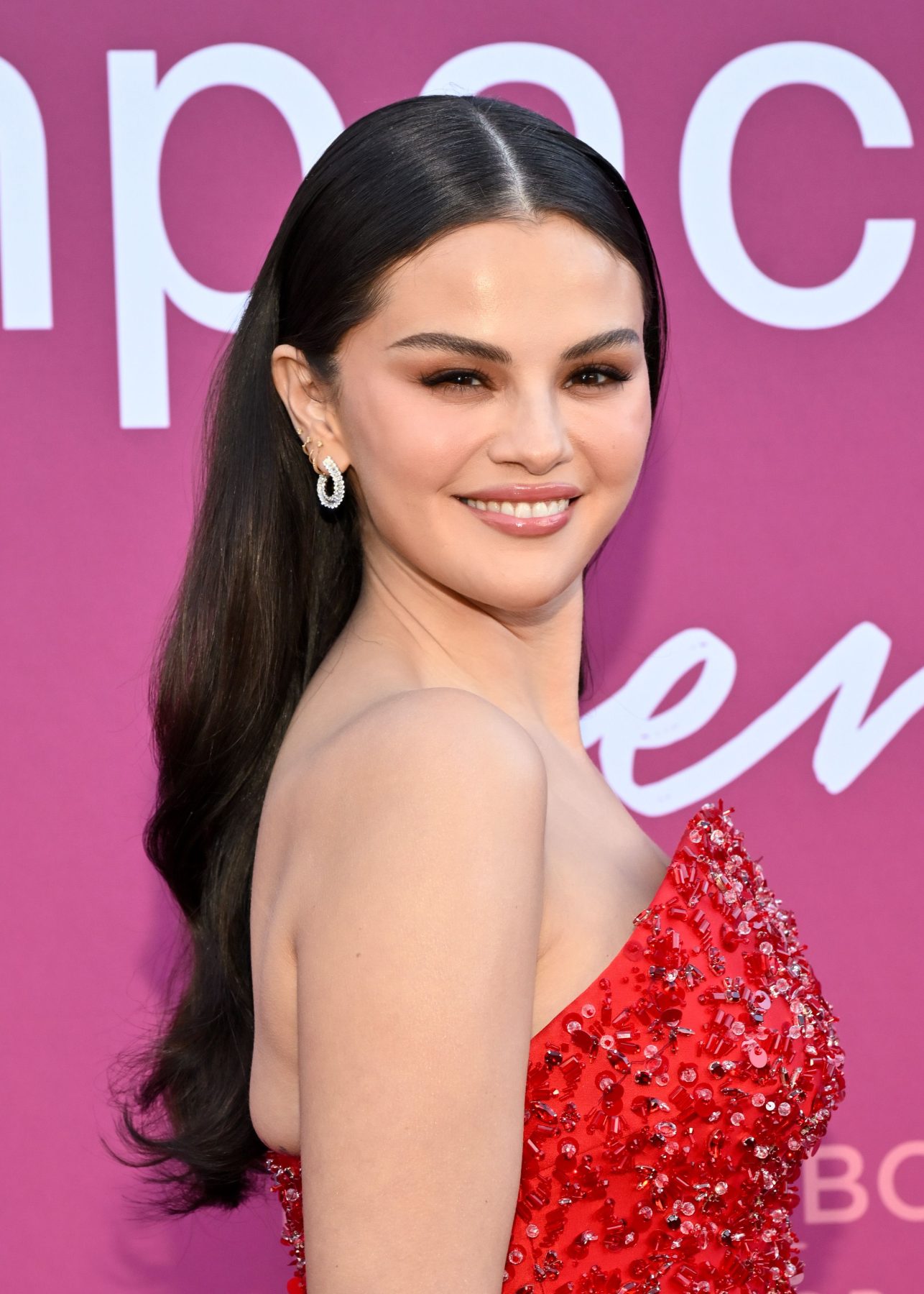 Selena Gomez выбрала классический осенний маникюр в оттенке cranberry red