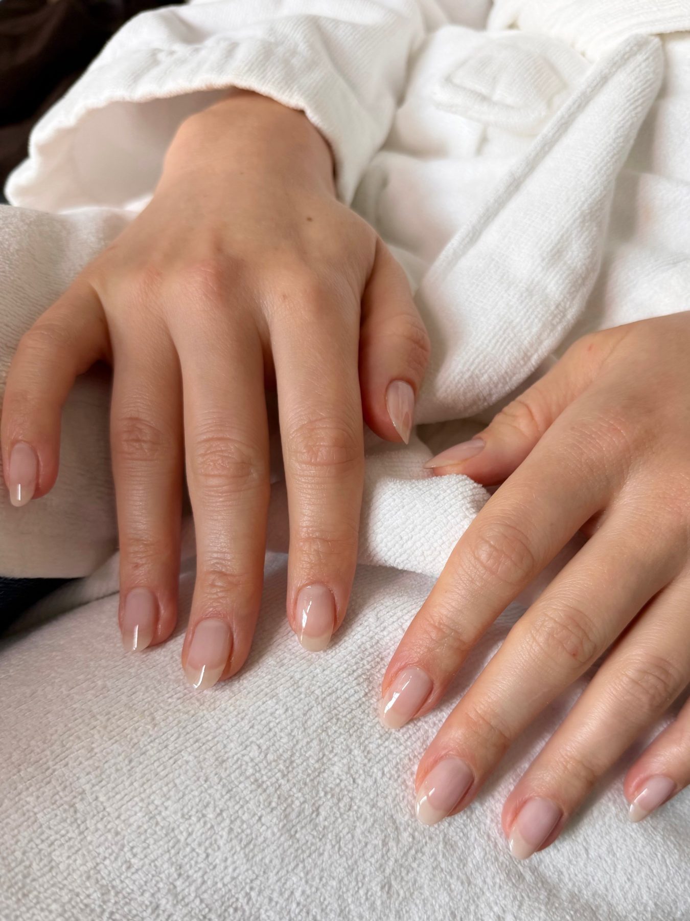Lucent nails стали самым мягким маникюром осени