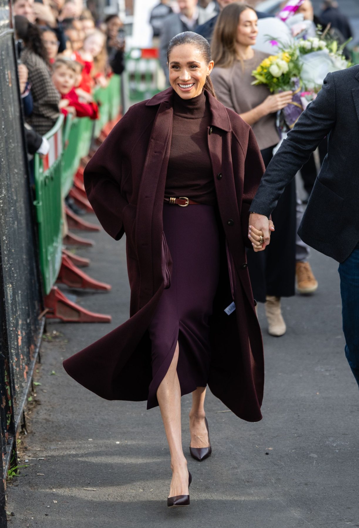 Meghan Markle вышла в свет в Британии в спокойном осеннем образе