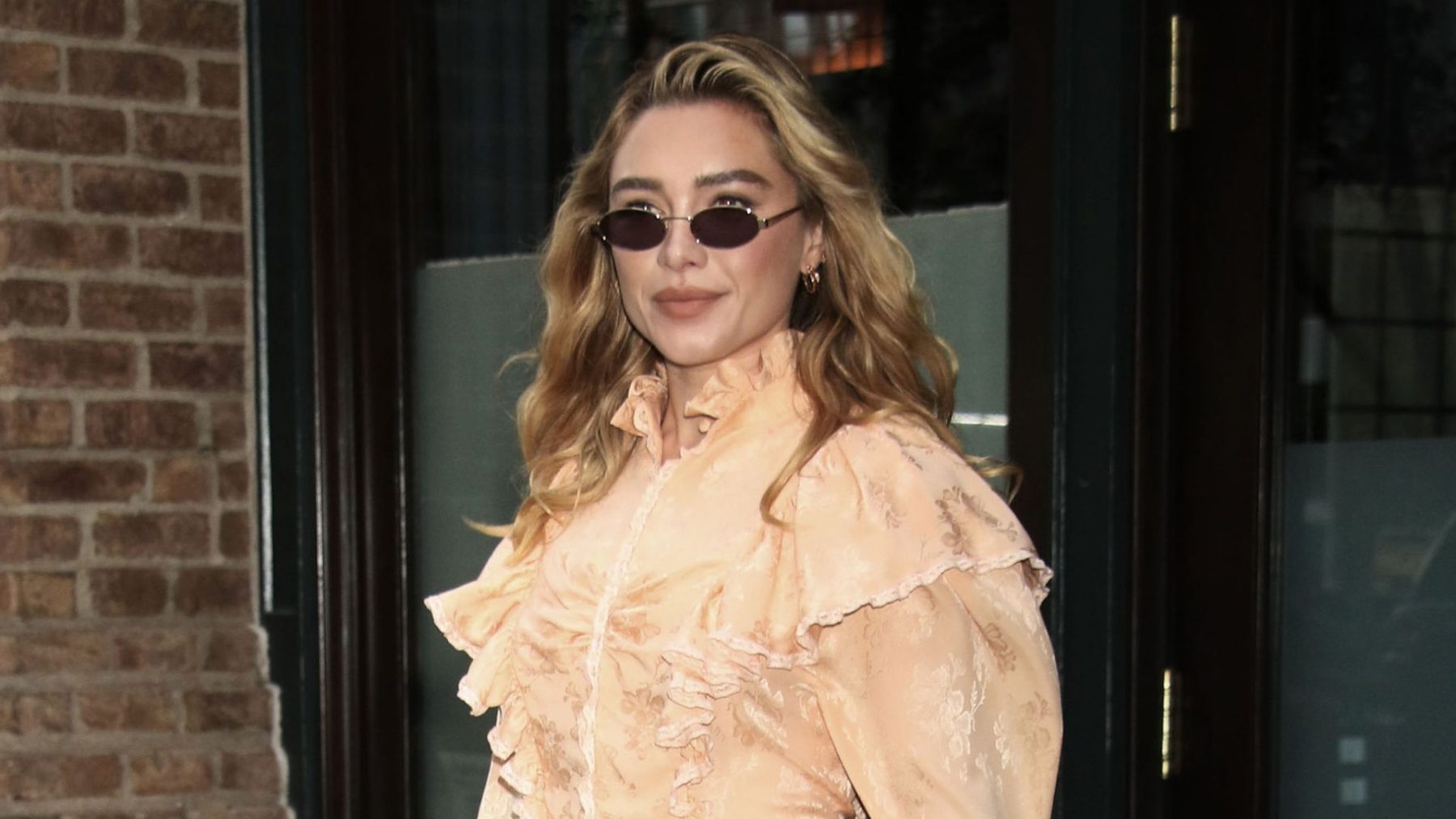 Две модели брюк, которые Florence Pugh выбирает вместо джинсов