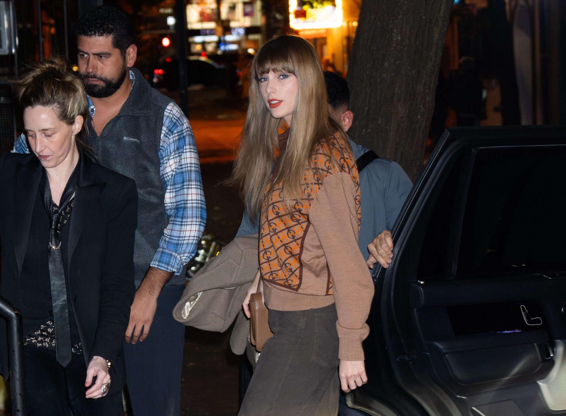Taylor Swift встречает любимую осень в уютном бордовом поло и брюках