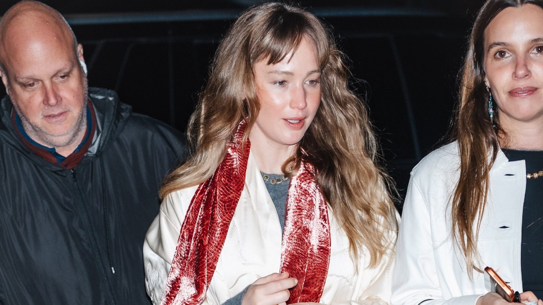 Freaky furry flip-flops неожиданно подошли к образу Jennifer Lawrence