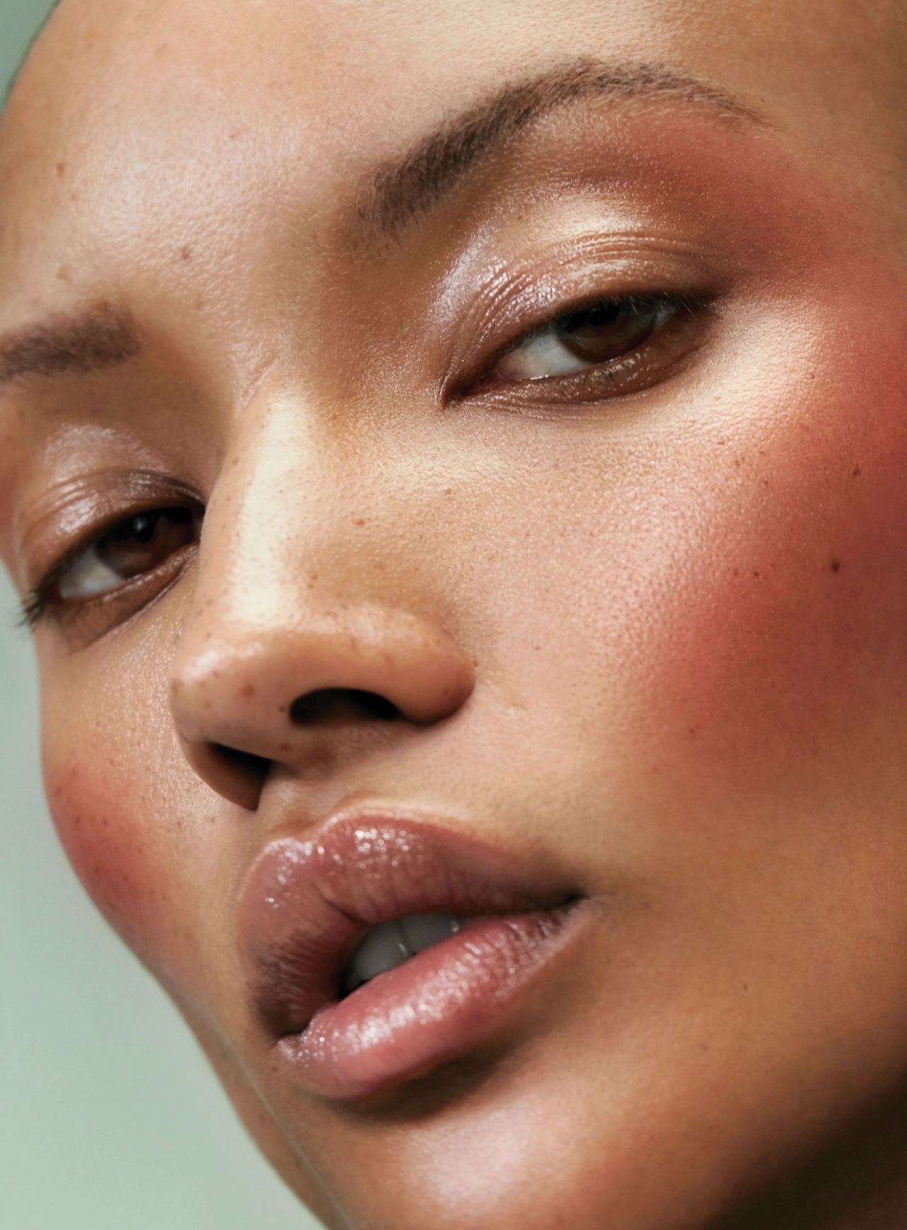 13 лучших гелей для бровей 2026 года по версии British Vogue