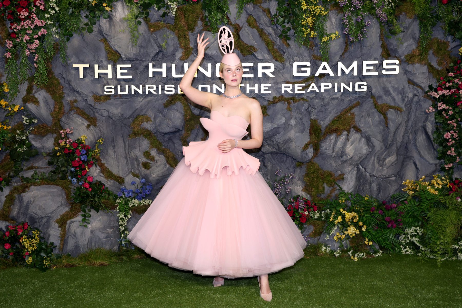 Elle Fanning вывела balletcore на новый уровень с головным убором-мюзикбоксом