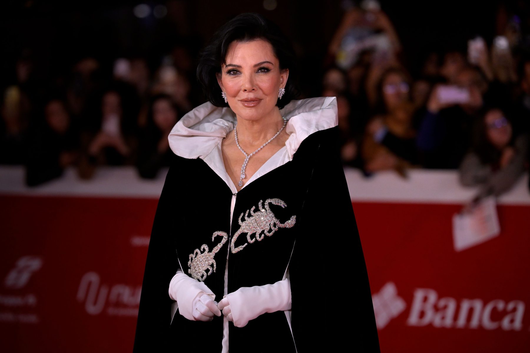 Kris Jenner надела легендарную накидку Elizabeth Taylor на премьере All’s Fair