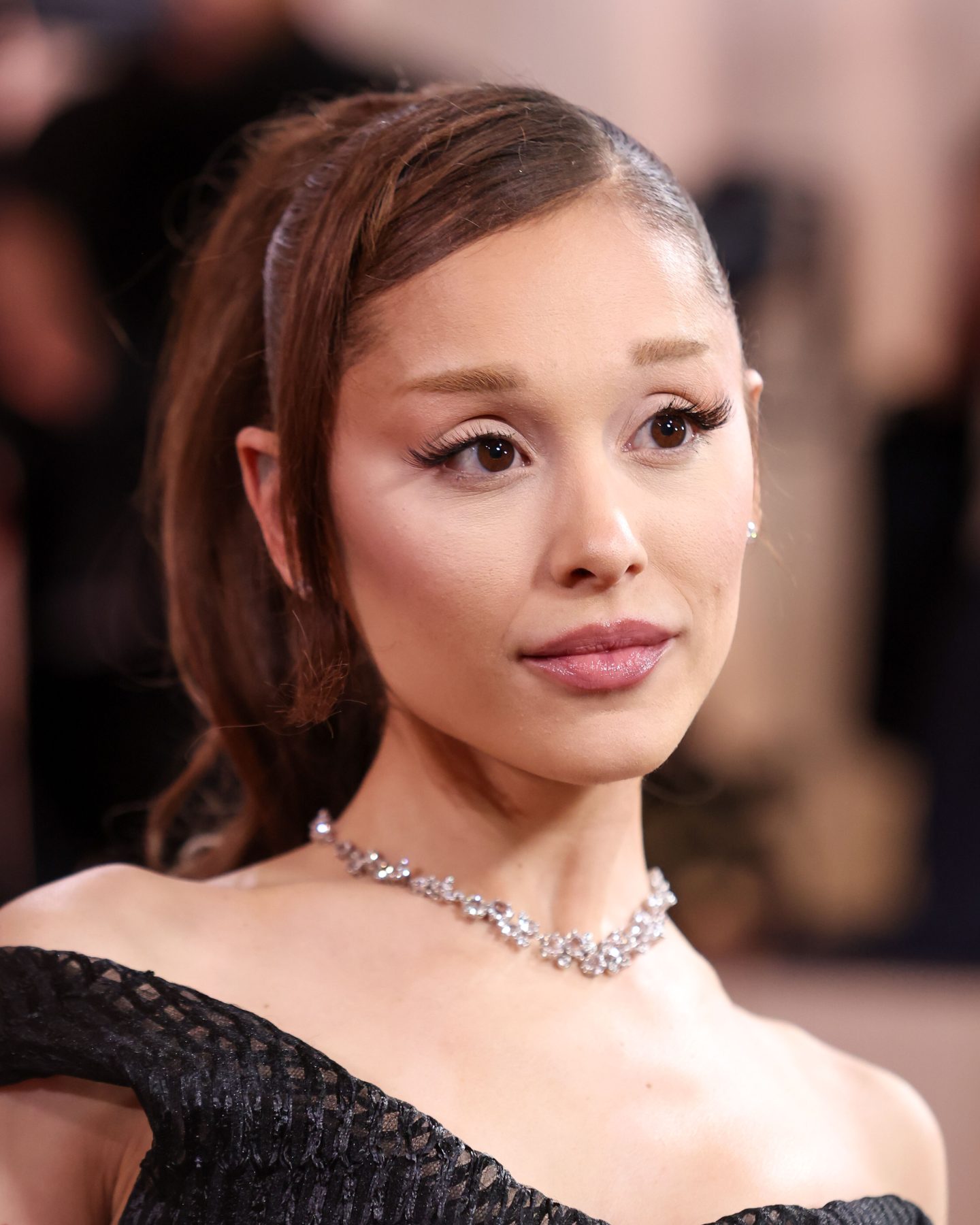 Ariana Grande сменила фирменный хвост на боб
