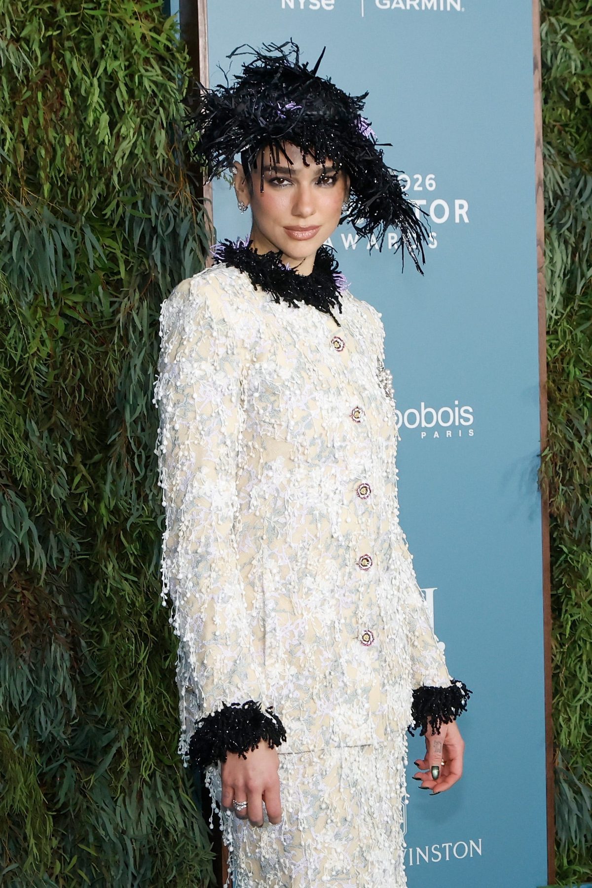 Dua Lipa дополнила Chanel жемчужными анклетами