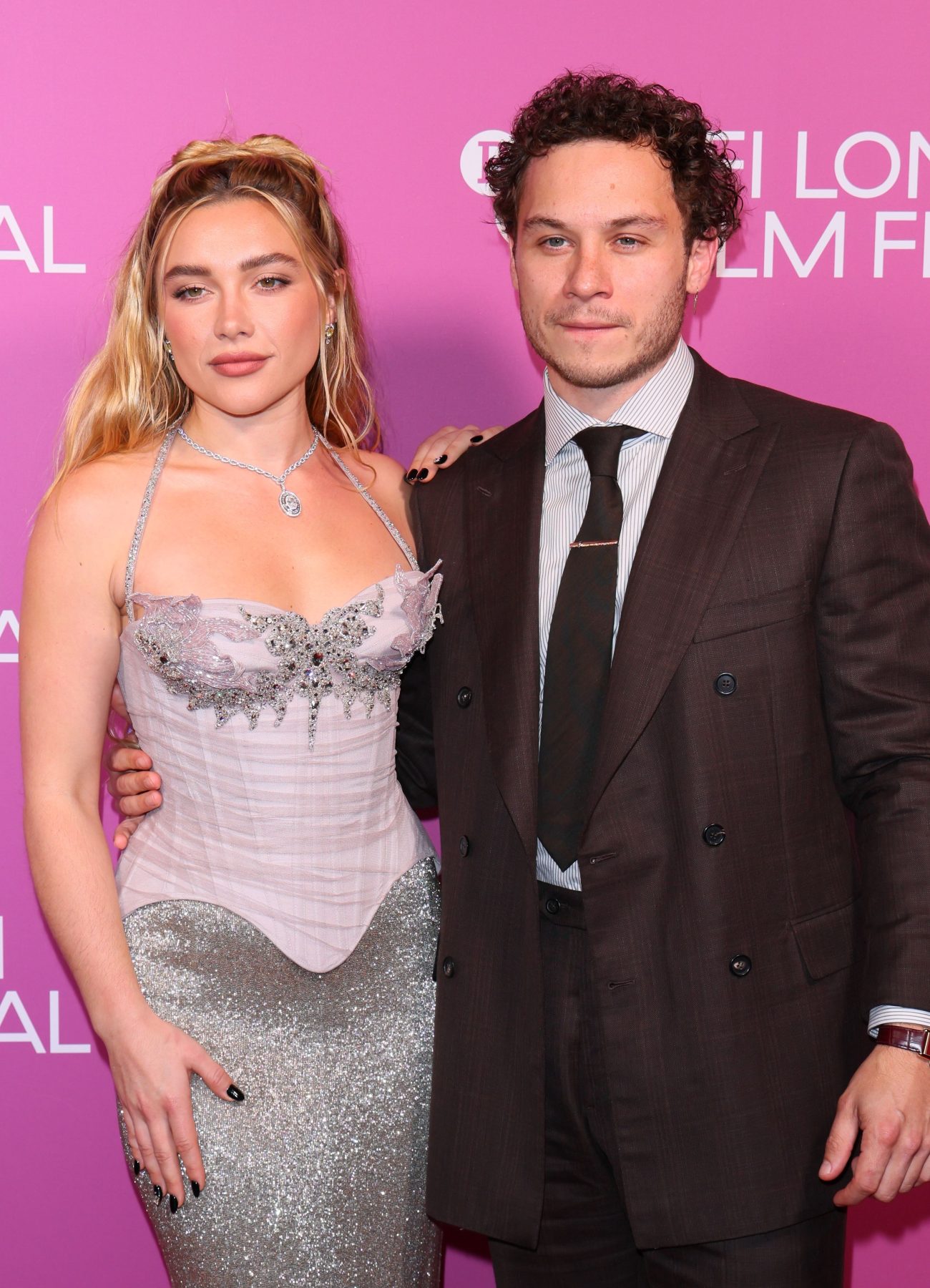 Florence Pugh и Finn Cole впервые вместе вышли на красную дорожку