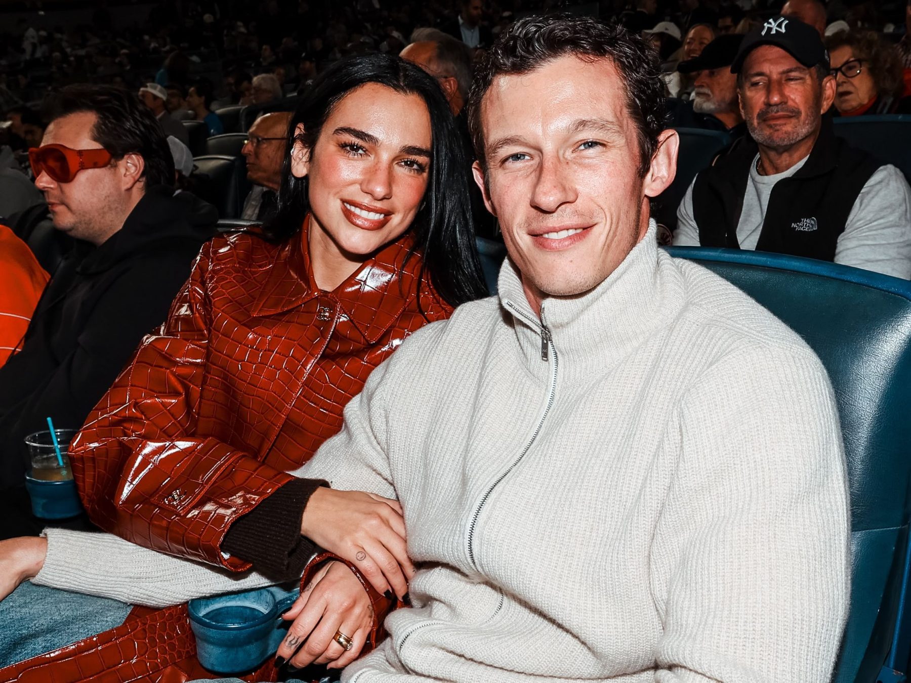Dua Lipa и Callum Turner пришли на матч Yankees на свидании