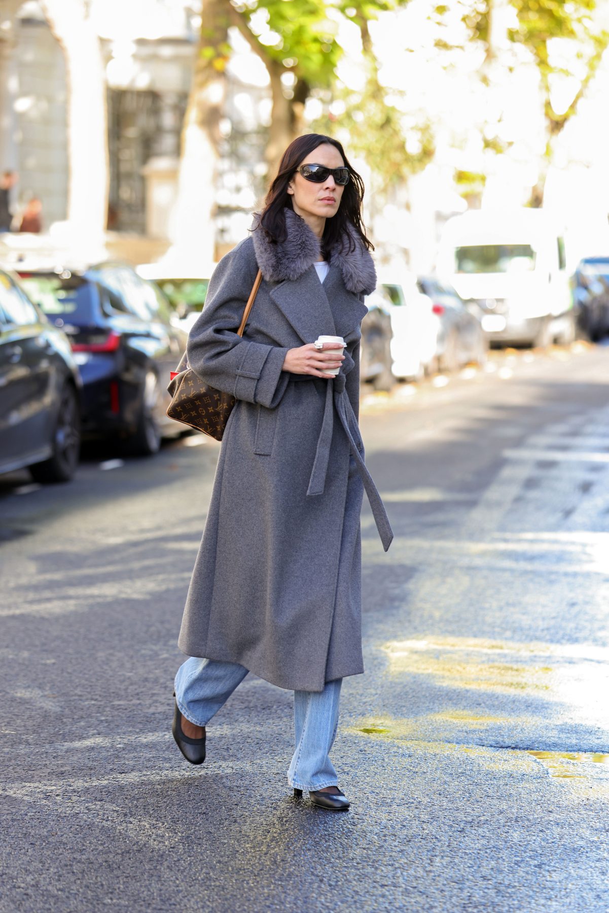 Alexa Chung доказывает, что серое пальто зимой решает всё