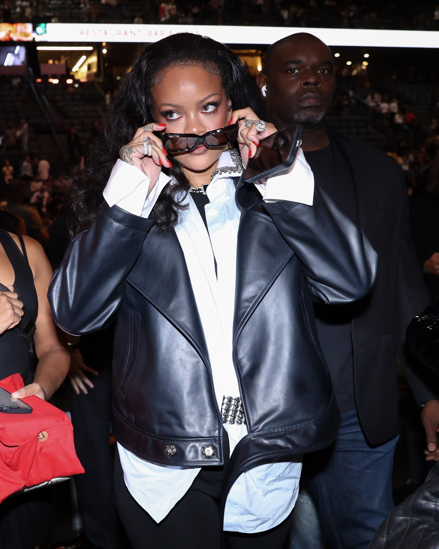Красная водная линия Rihanna стала неожиданной деталью на Неделе моды в Париже