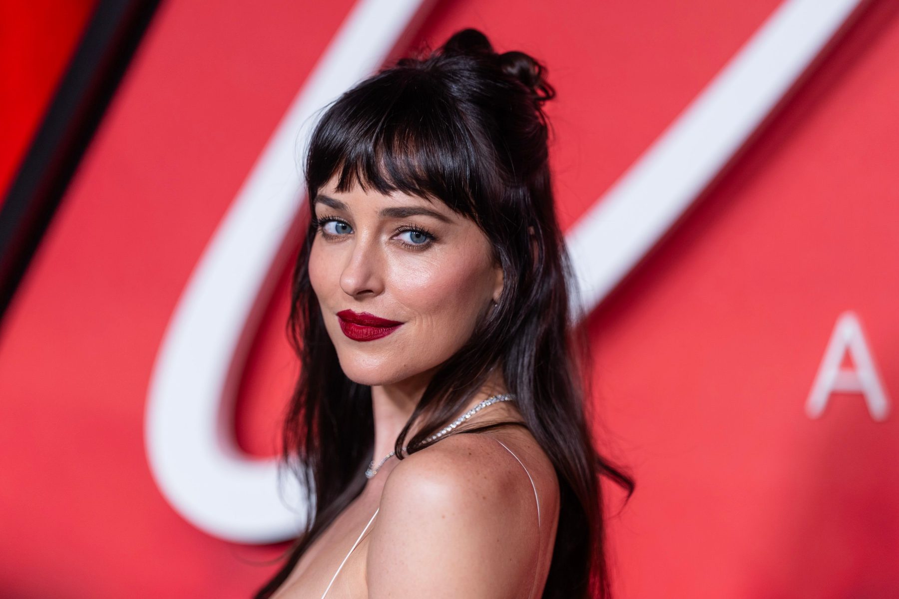 Dakota Johnson показала необычную прическу quarter-up на премьере Verity