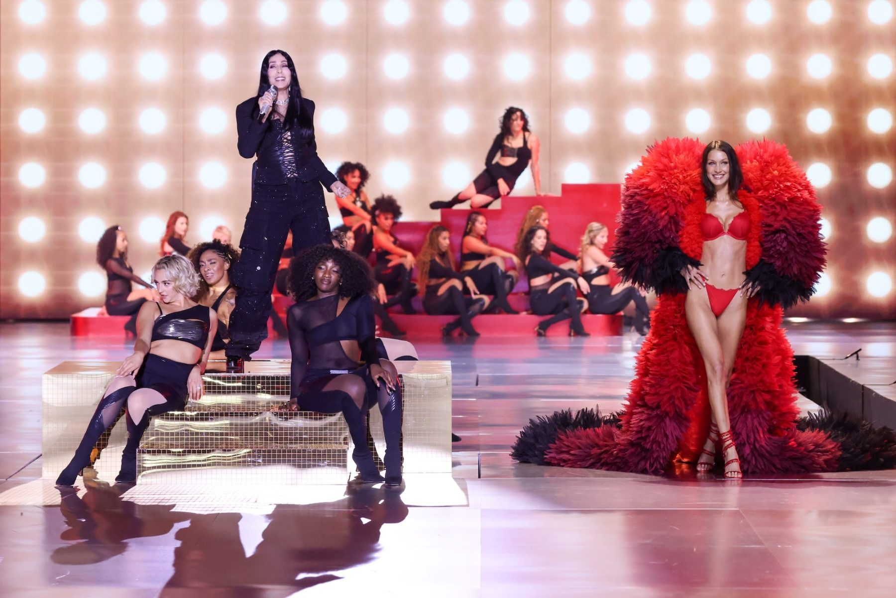 12 лучших выступлений Victoria’s Secret Fashion Show за все время