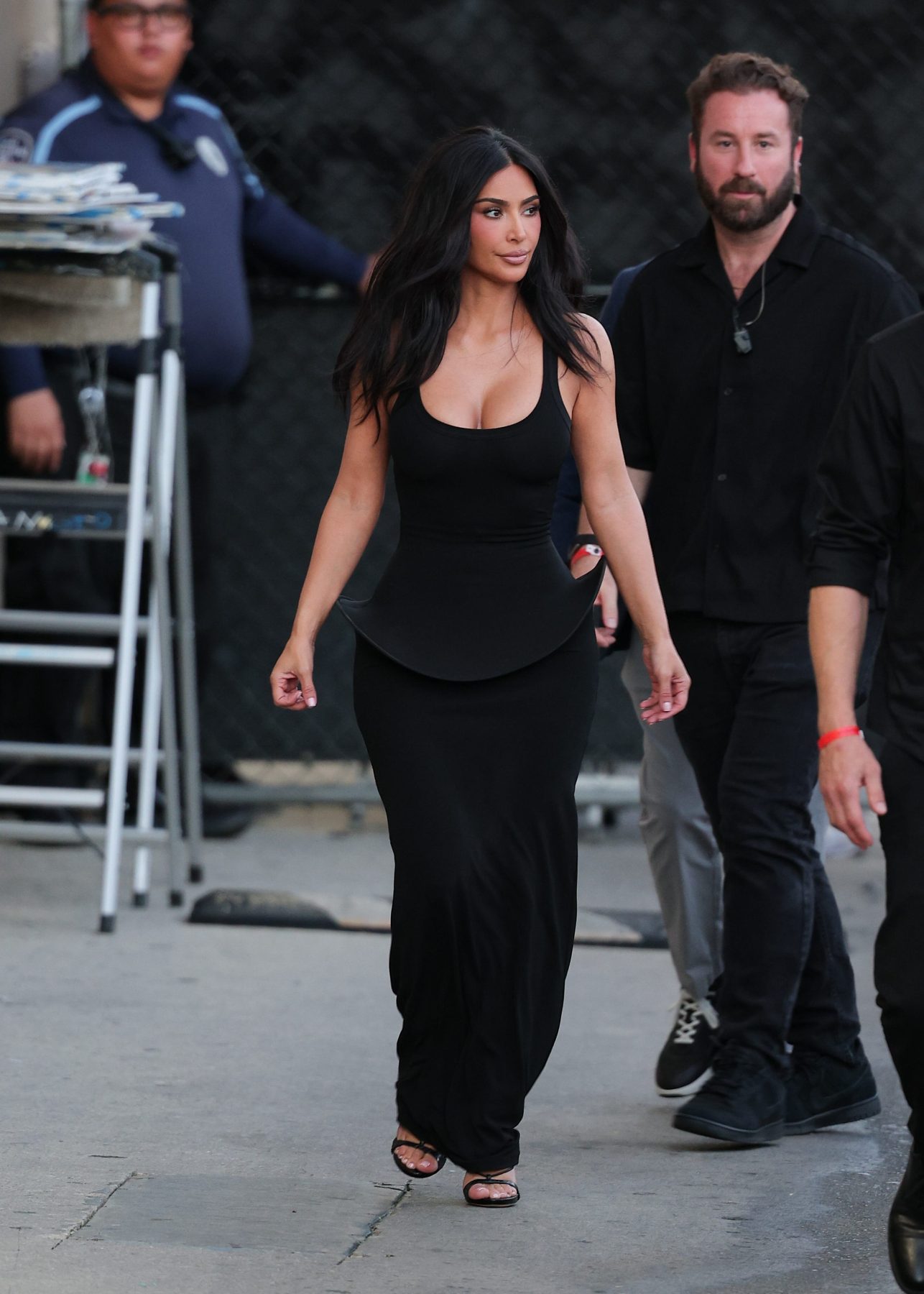 Kim Kardashian примерила ведьминский образ в платье Sportmax