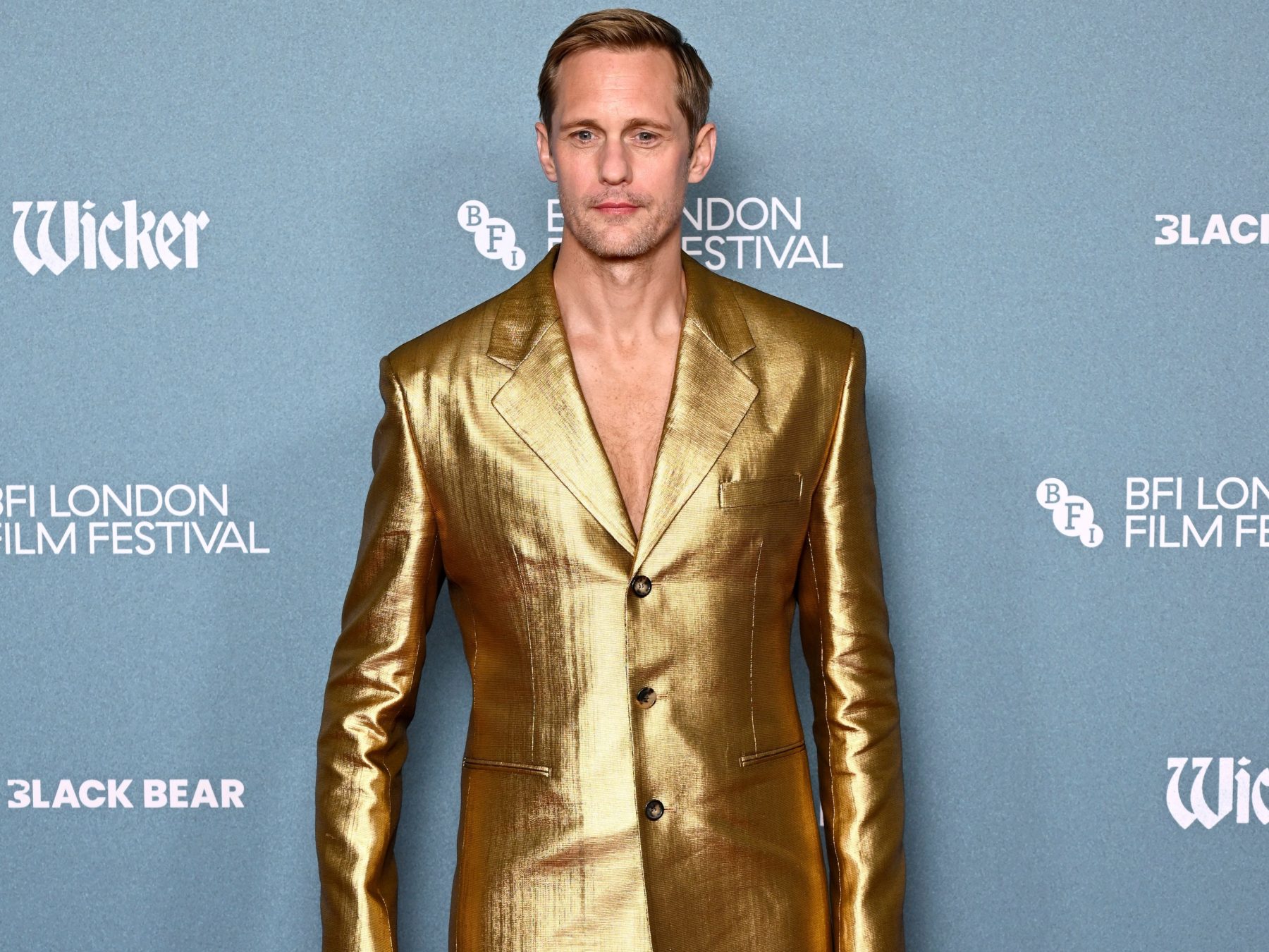 Alexander Skarsgård вышел в странной обуви на показе в Лондоне