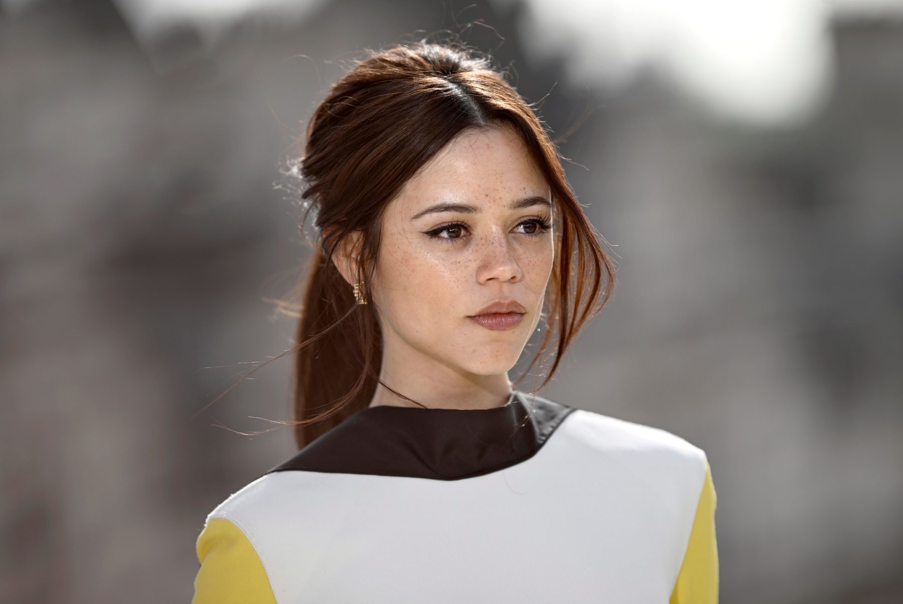 Jenna Ortega примерила трендовый оттенок maple cinnamon