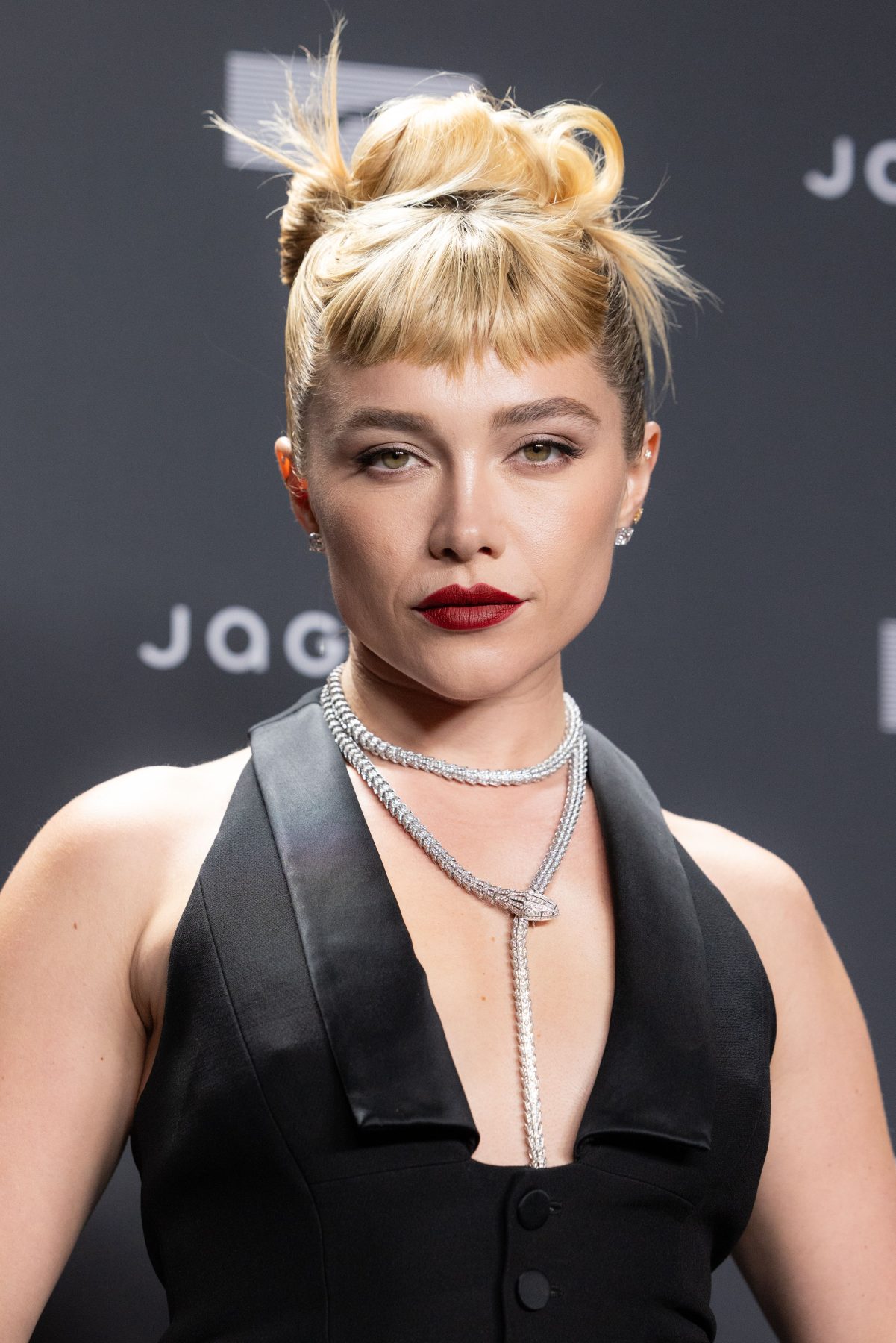 Florence Pugh первой шагнула в осень с baby bangs