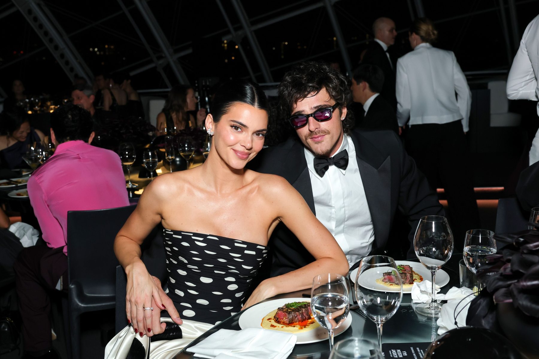 Kendall Jenner и Jacob Elordi выбрали классический черно-белый образ пары