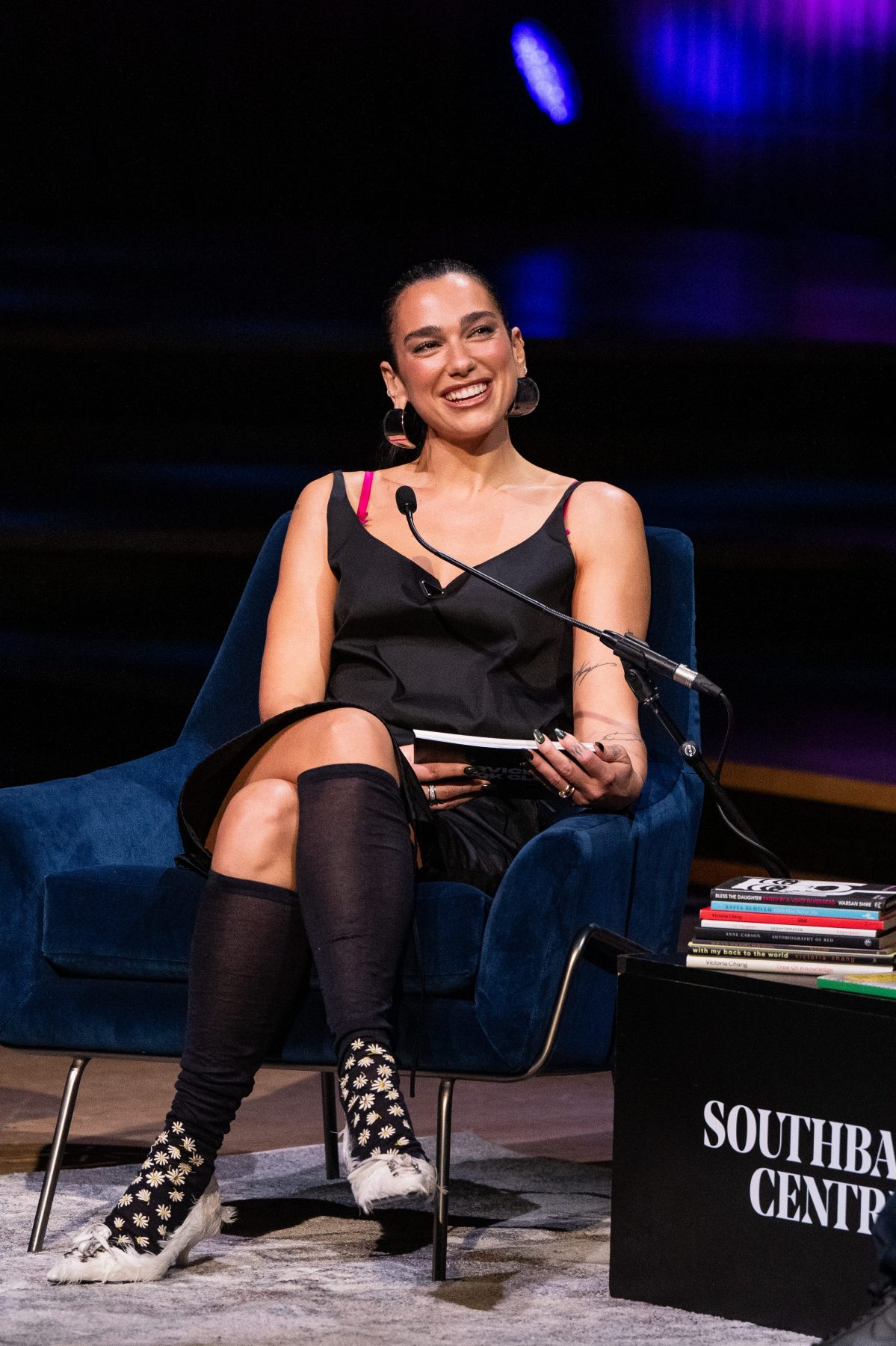 Dua Lipa сделала обувь главным акцентом на фестивале литературы