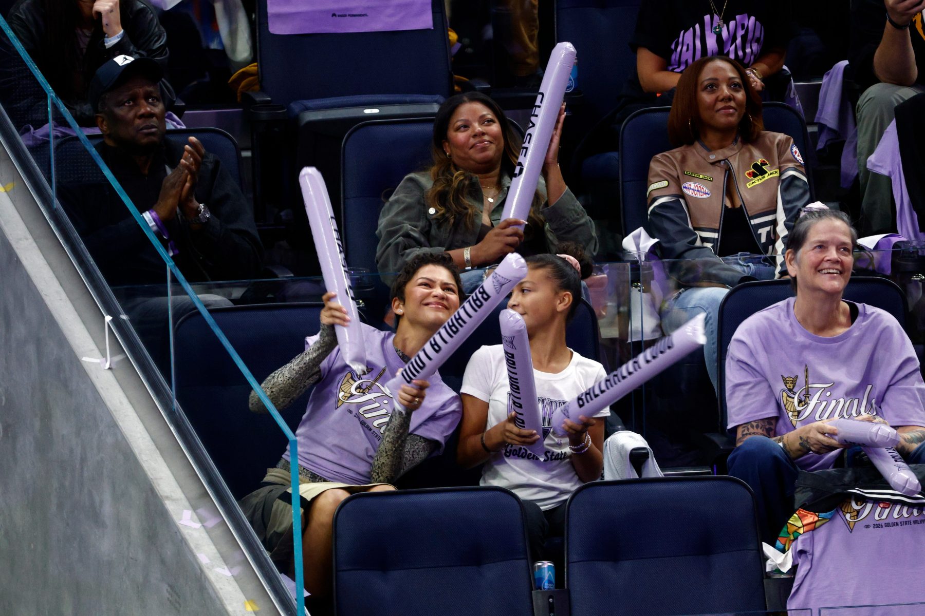 Zendaya поддержала home team в WNBA Finals в топе со змеиным принтом