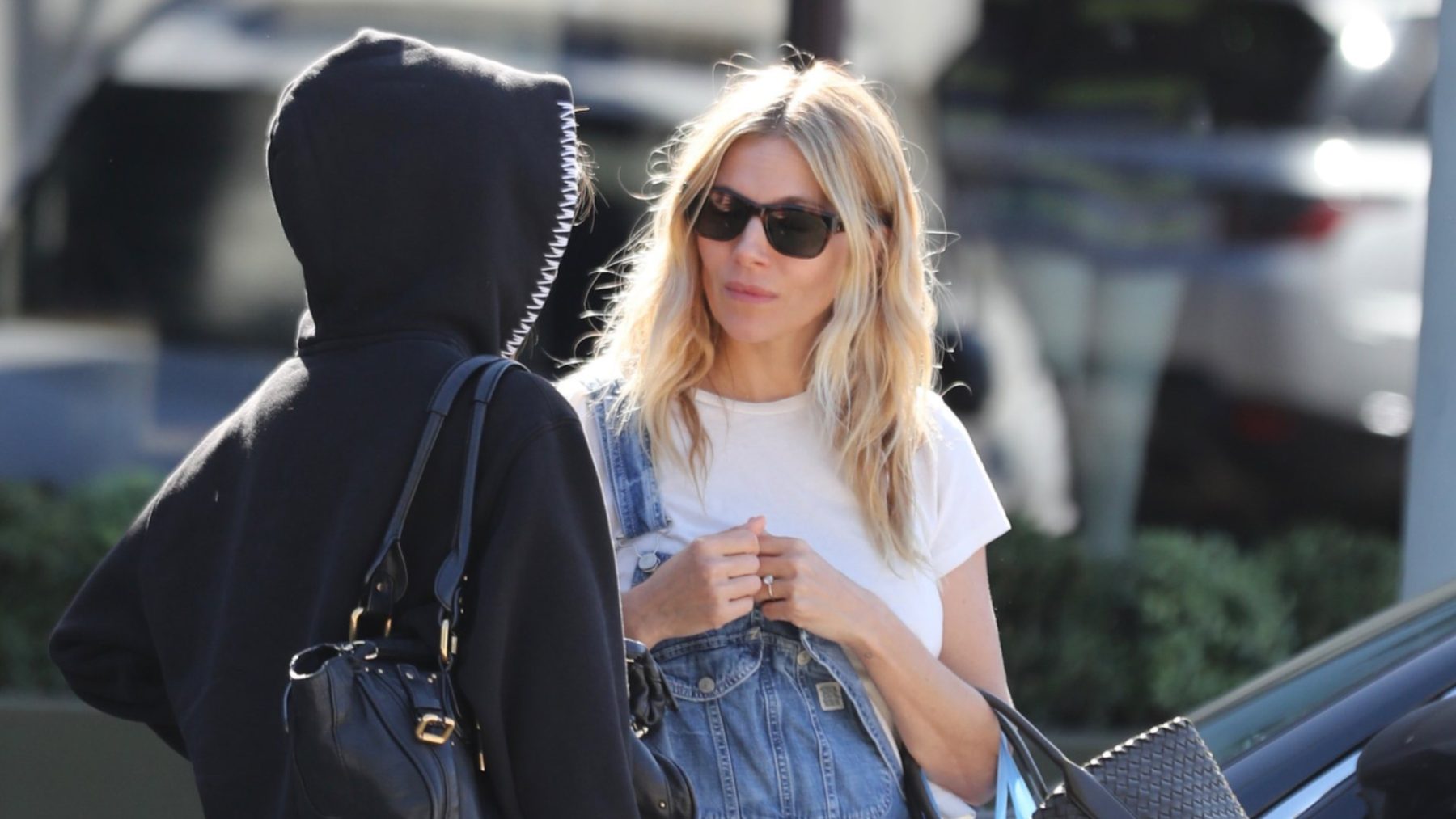 Sienna Miller доказала, что джинсовый комбинезон снова выглядит стильно