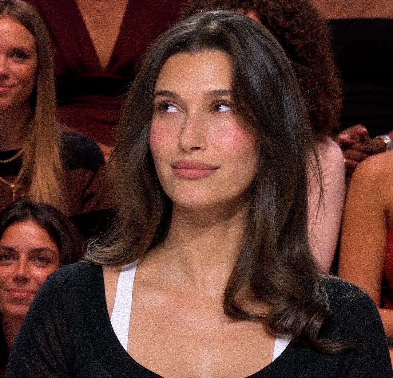 Hailey Bieber примерила «французское шоу с хорошим светом»