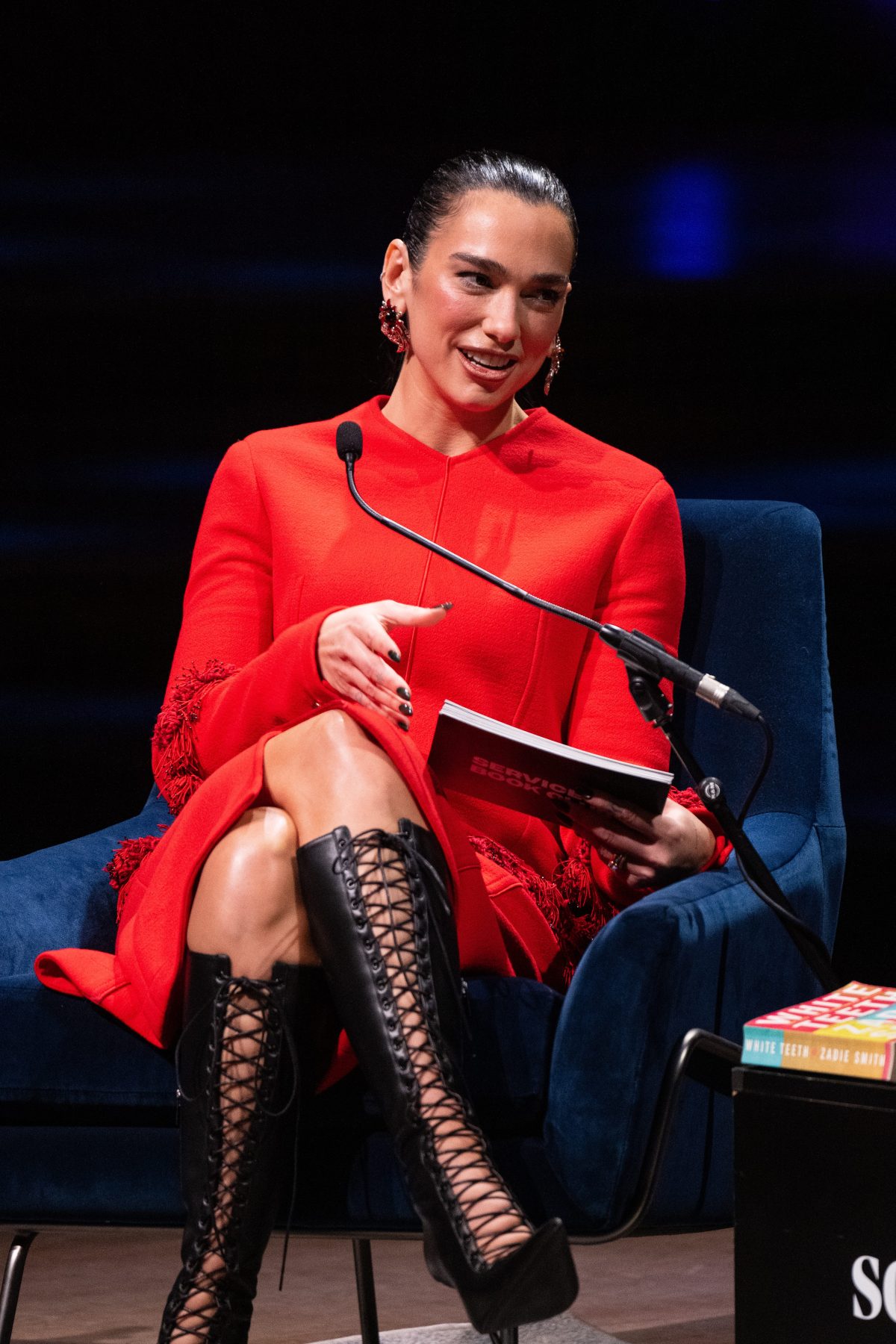 Dua Lipa сделала ставку на ботфорты со шнуровкой в Лондоне
