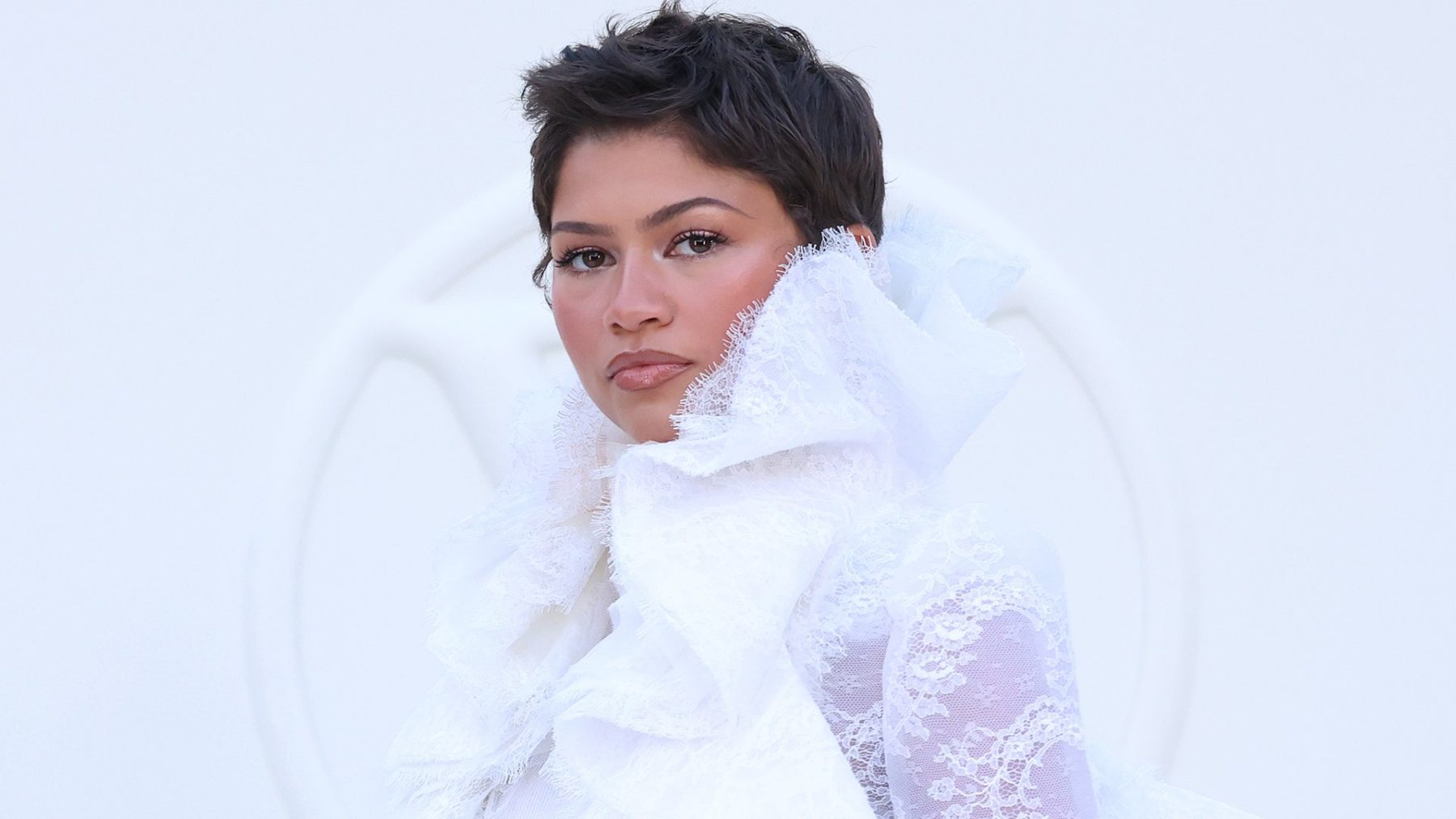 Zendaya пришла на показ Louis Vuitton в джинсах с французским драматизмом