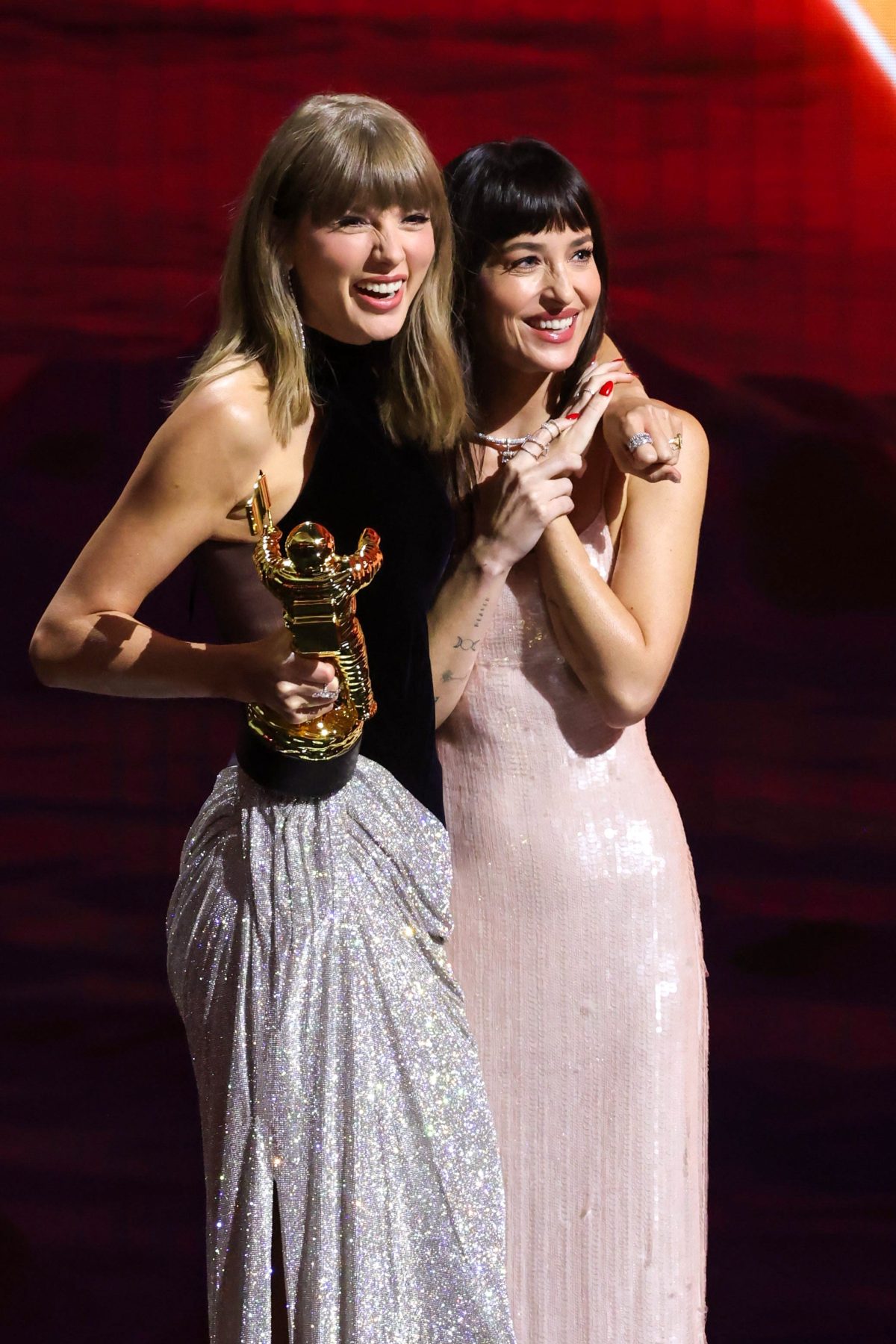 Dakota Johnson вывела Taylor Swift на сцену в Saturday Night Live