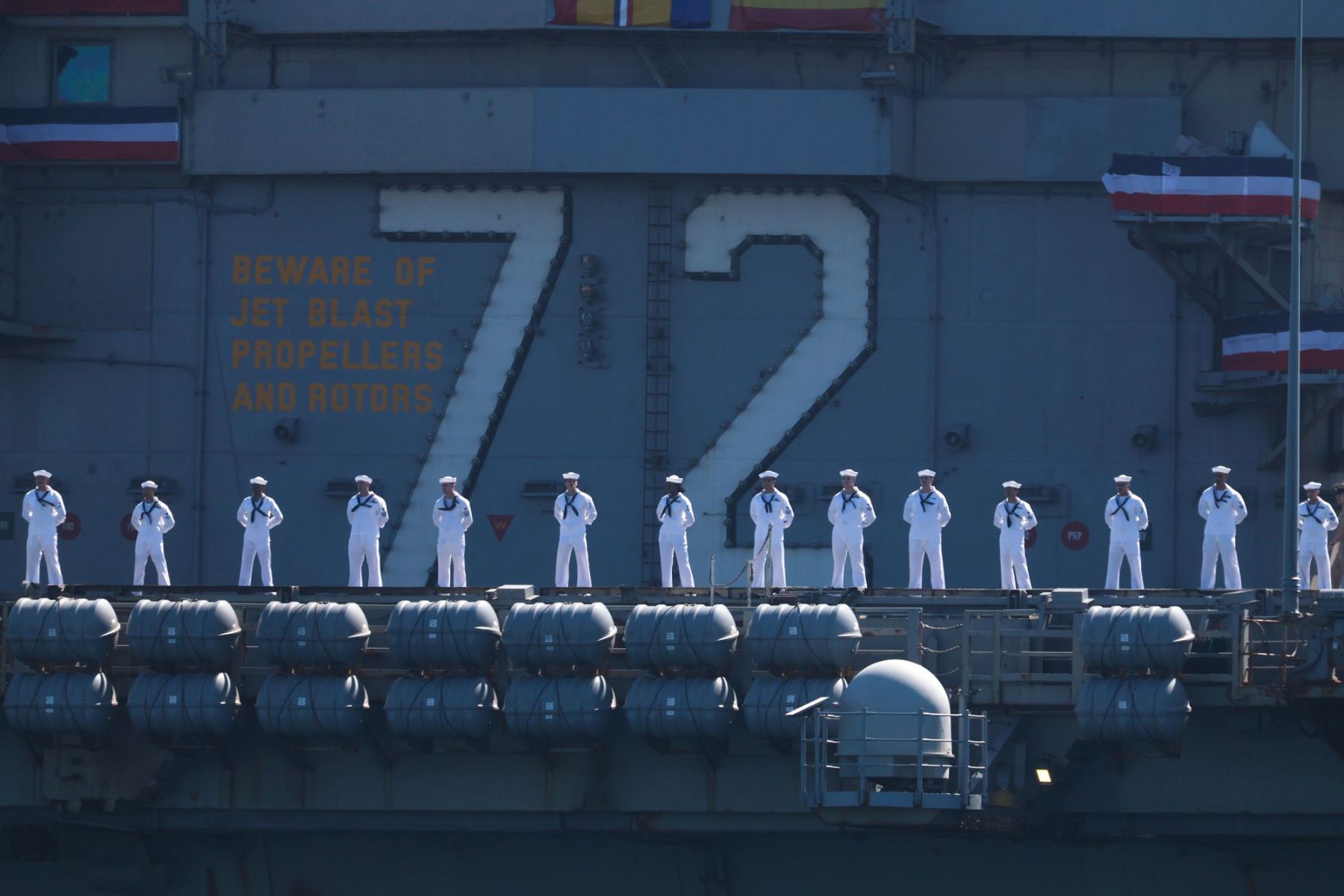 USS Abraham Lincoln вернулся в San Diego после 321 дня в море