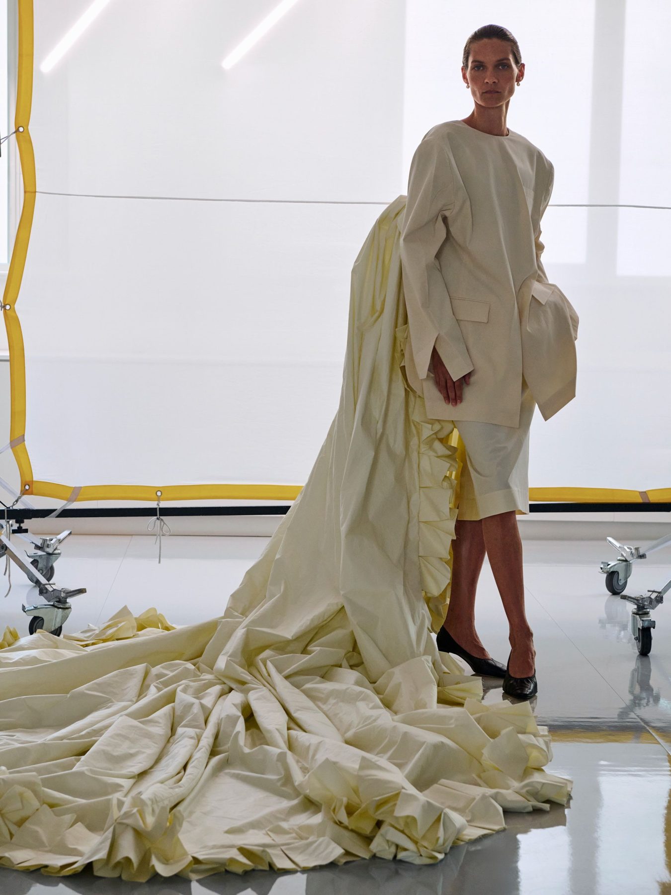 Phoebe Philo показала изящную и чуть сексуальную коллекцию на весну