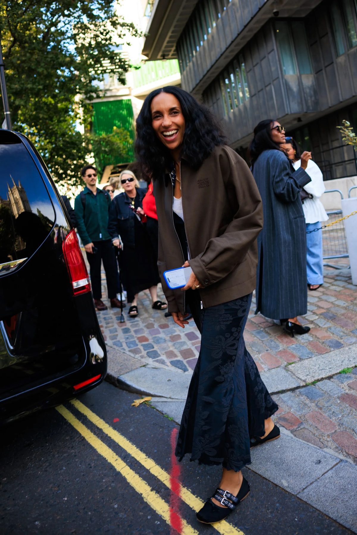 Редакция British Vogue показала, что носит этой осенью