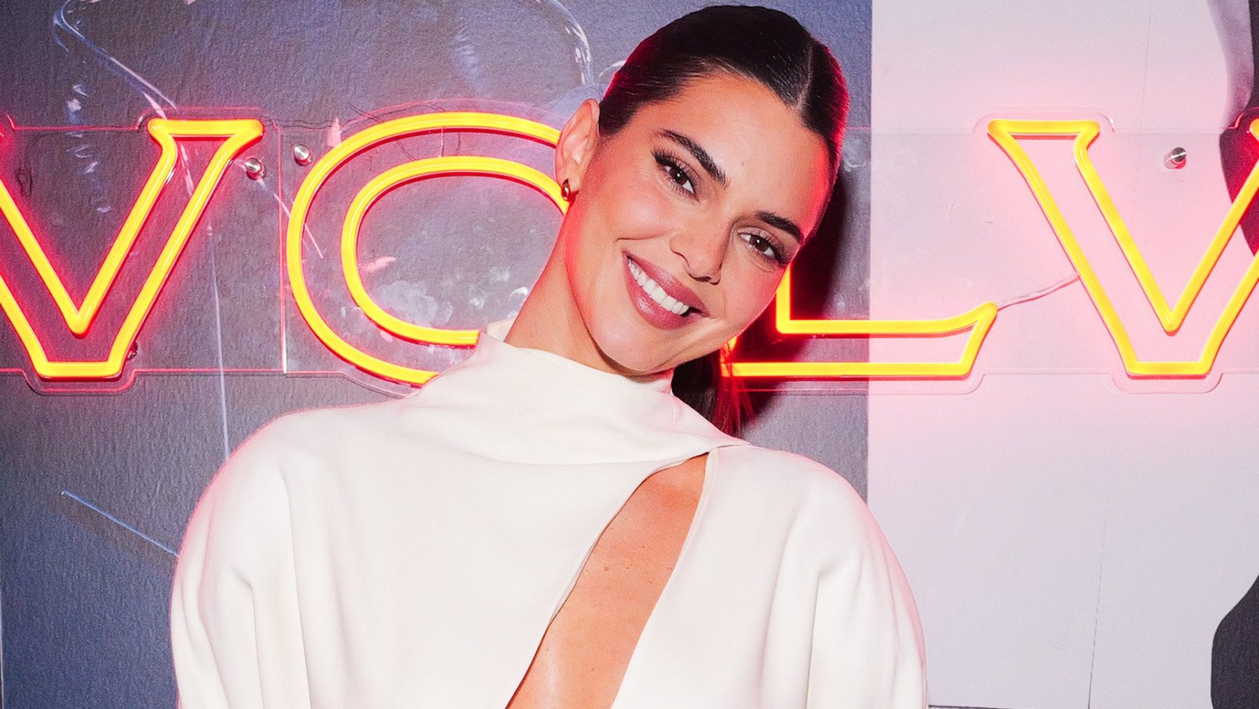 Kendall Jenner превратила водолазку в идеальный топ для выхода в Париже