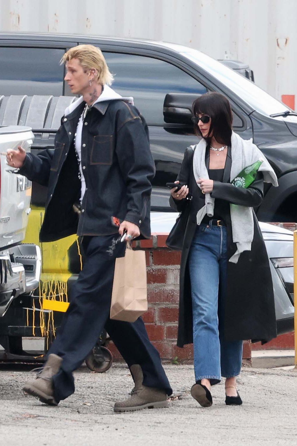 Dakota Johnson и Machine Gun Kelly показали дневной выход вдвоем