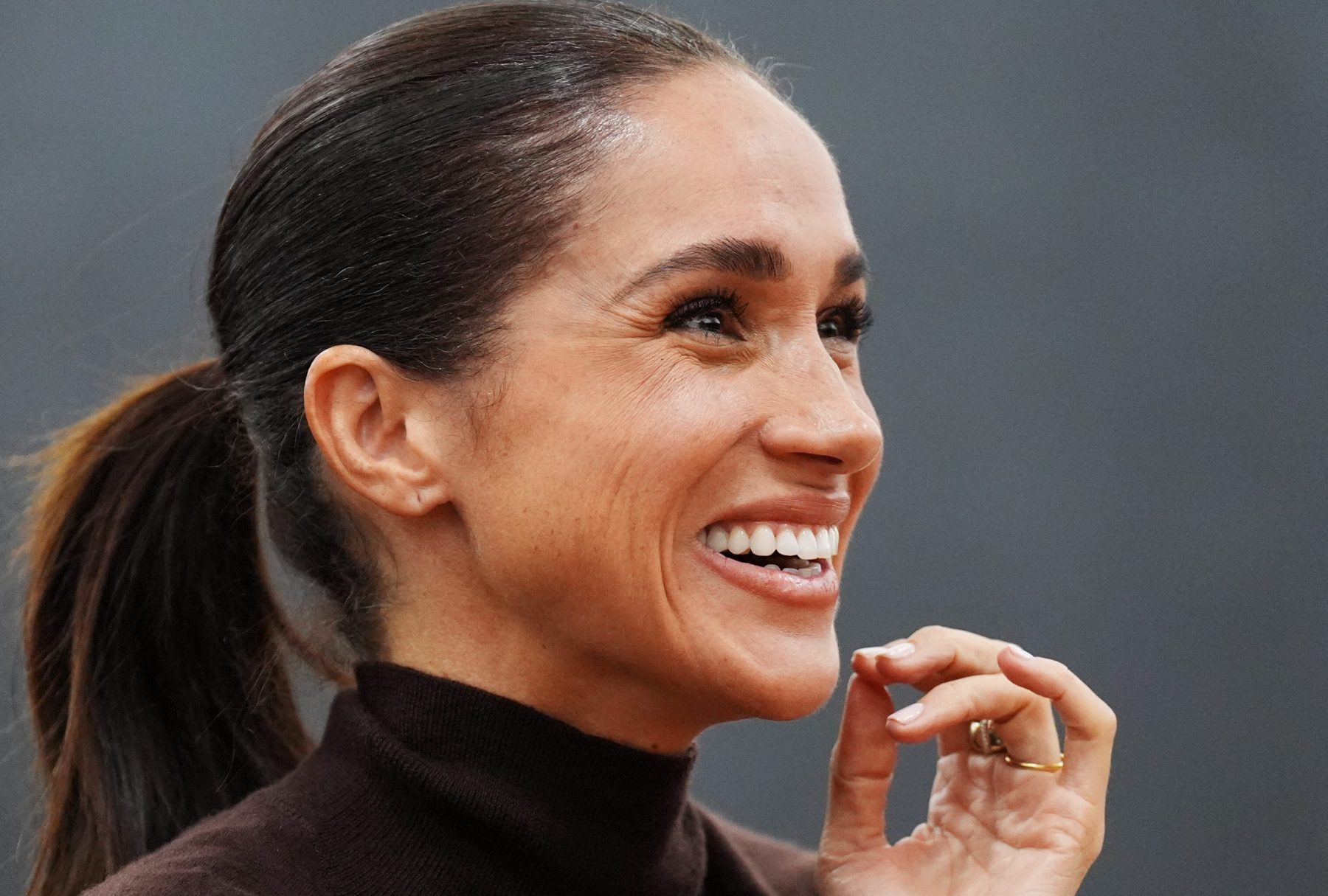 Маникюр Meghan Markle в оттенке strawberry milk подходит ко всему