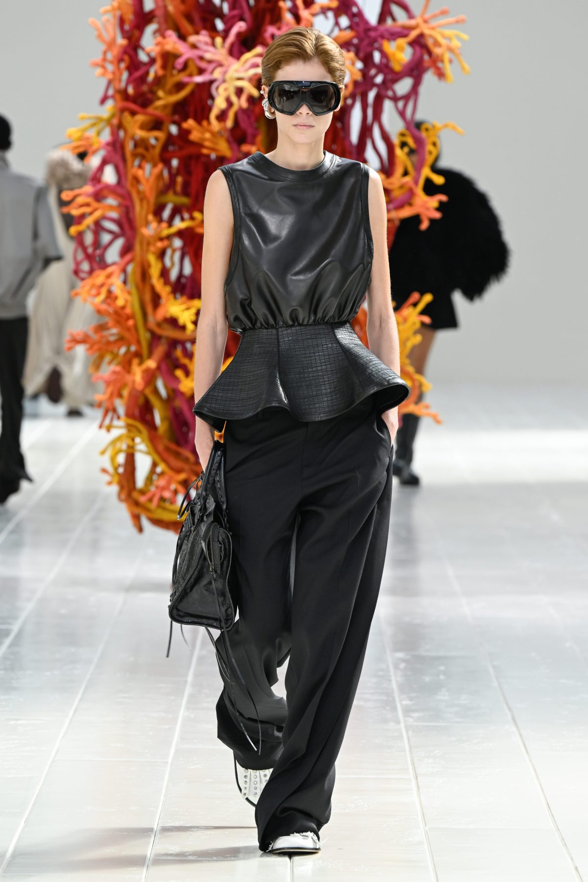 Balenciaga показал кутюрное мастерство в повседневных образах