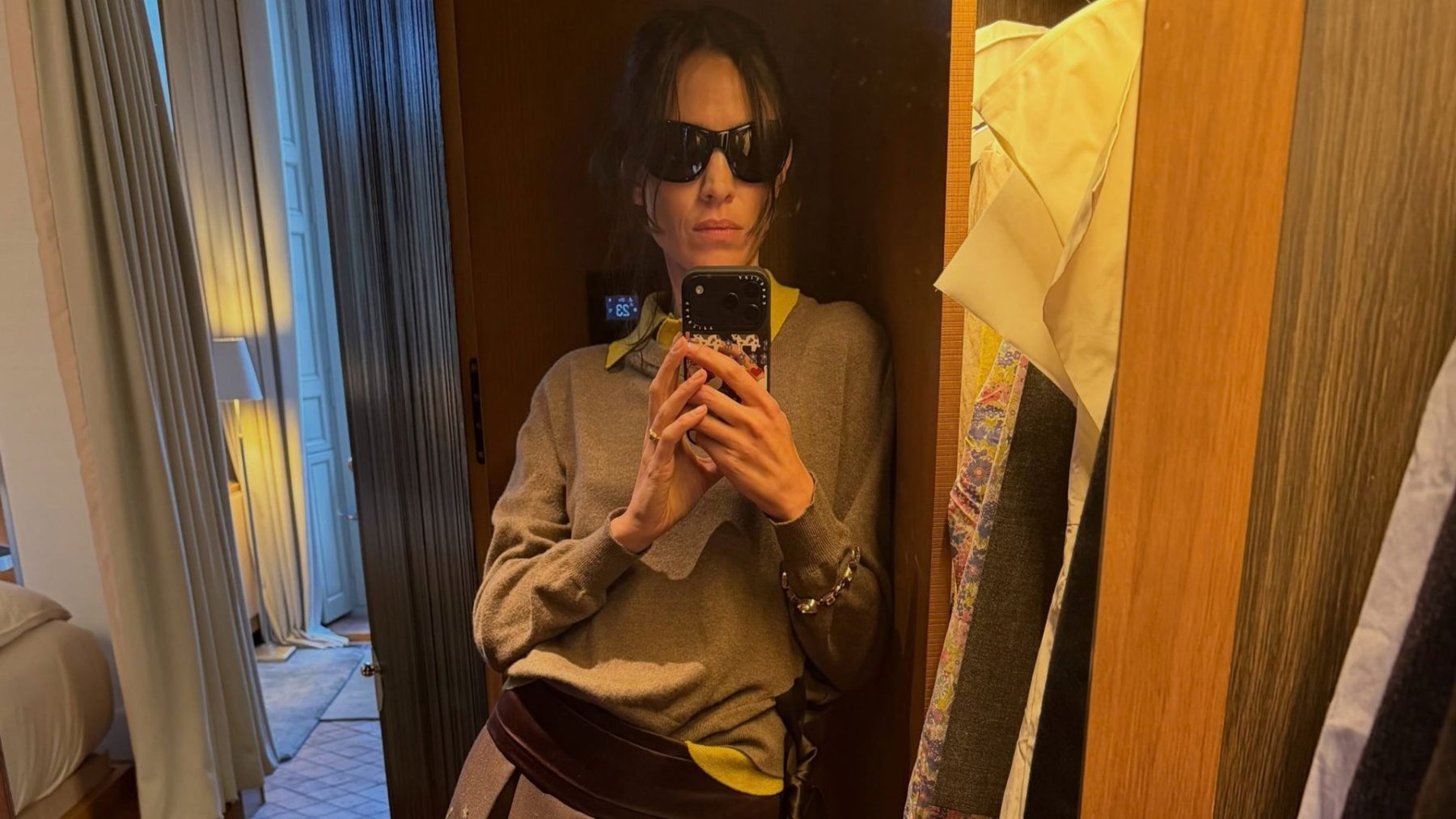 Alexa Chung показала, что новый акцент делает юбочные образы эффектнее