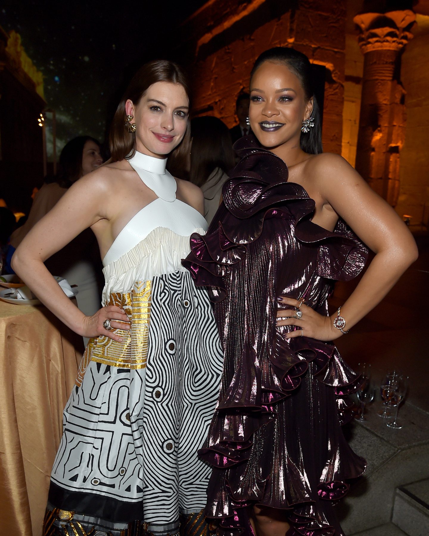 Anne Hathaway поблагодарила Rihanna за ее игривый стиль во время беременности